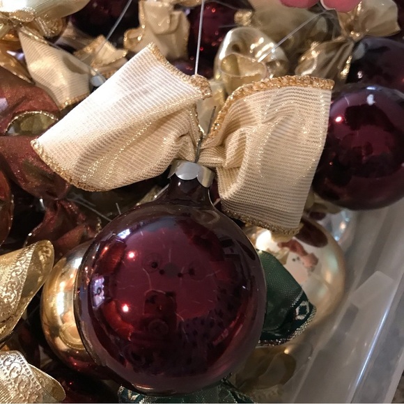 🎄Box of Ornaments with Bows - Picture 3 of 4